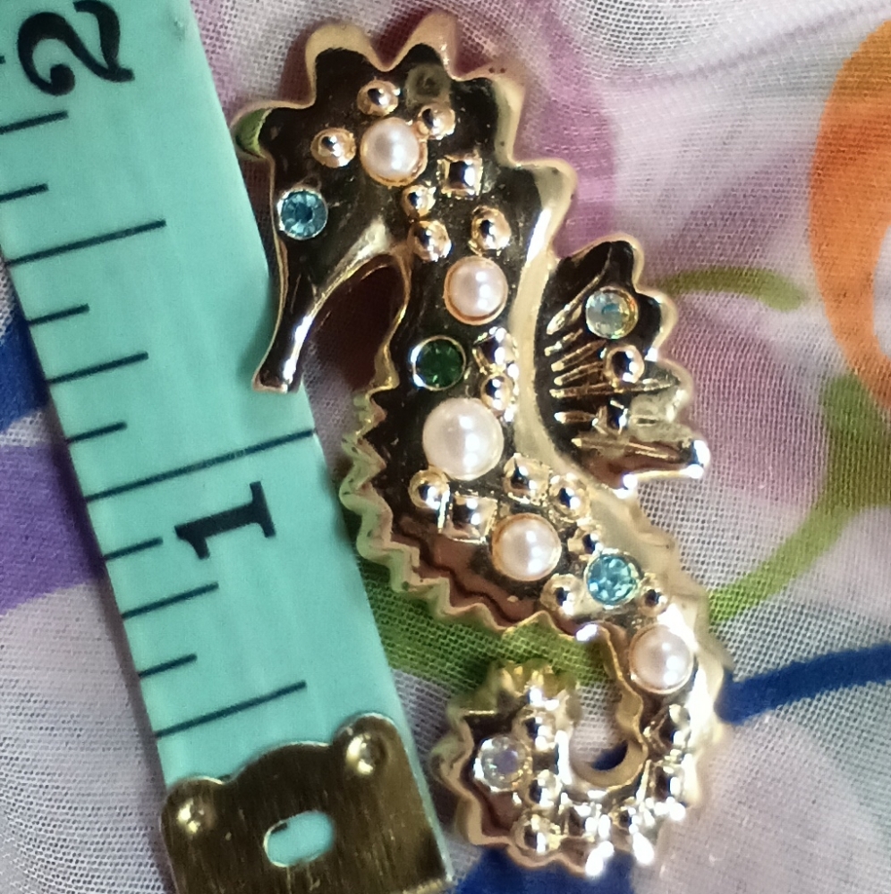 Two Avon Set Gold Tone Metal Starfish and Seahorse Pins With Faux Pearls Vintage
